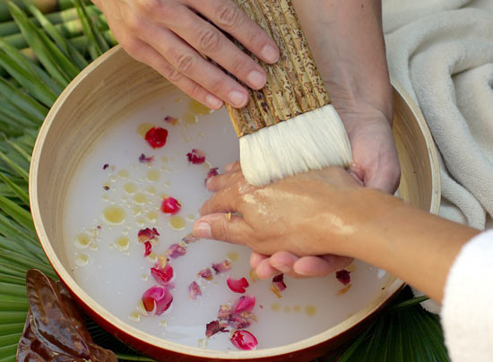 ../data/Kurland/handceremony_2.jpg ../data/Kurland/handceremony_2.jpg